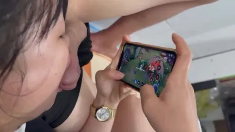 Em đang dở game mà anh cứ bắt bú cu