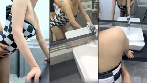 Em đi tắm mà anh cũng kéo lên nhét vội
