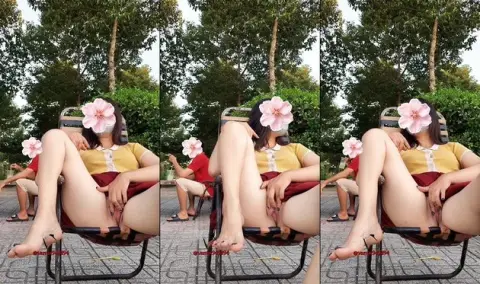 Ngồi uống nước vỉa hè em chơi bạo không mặc quần lót kéo váy móc bướm cạnh người lạ