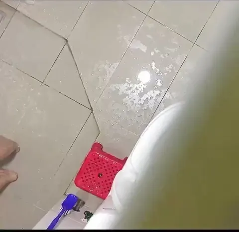 Quay lén nhỏ gái hàng xóm đi tắm